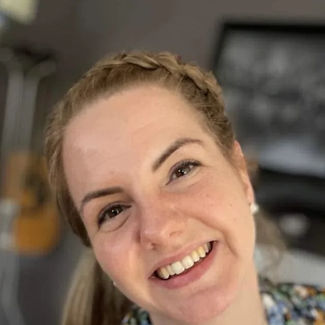 Maja, negledesigner, frisør og hudterapeut hos KosmetiKos